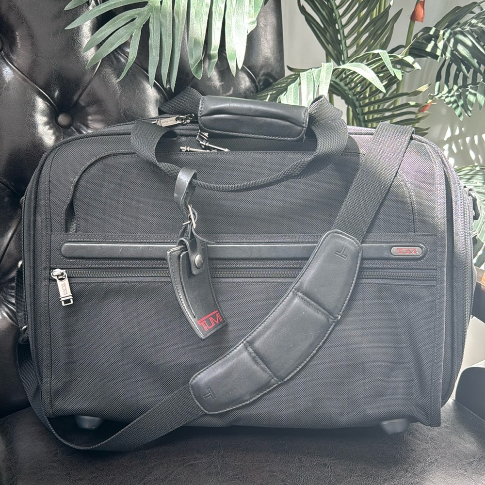 TUMI Expandable like new briefcase messenger bag